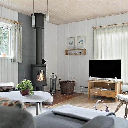 1552-aakirkeby-maegardsskoven-9 別荘 *