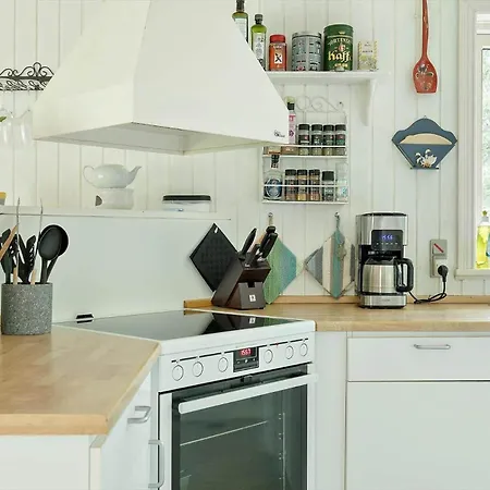 1552-aakirkeby-maegardsskoven-9 別荘