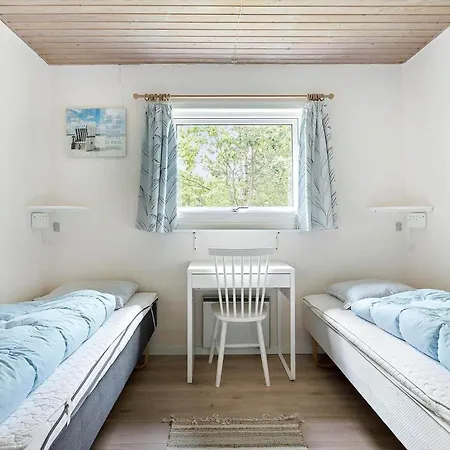 1552-aakirkeby-maegardsskoven-9 別荘 *