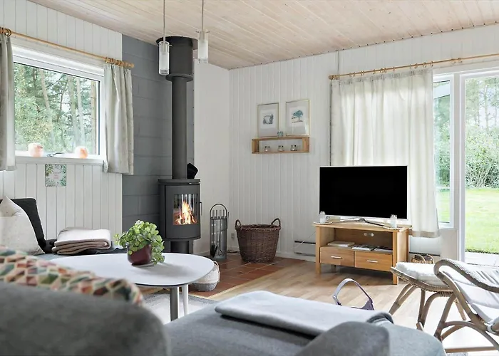 1552-aakirkeby-maegardsskoven-9 別荘 *