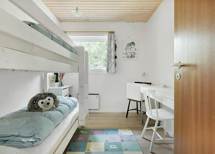 1552-aakirkeby-maegardsskoven-9 別荘