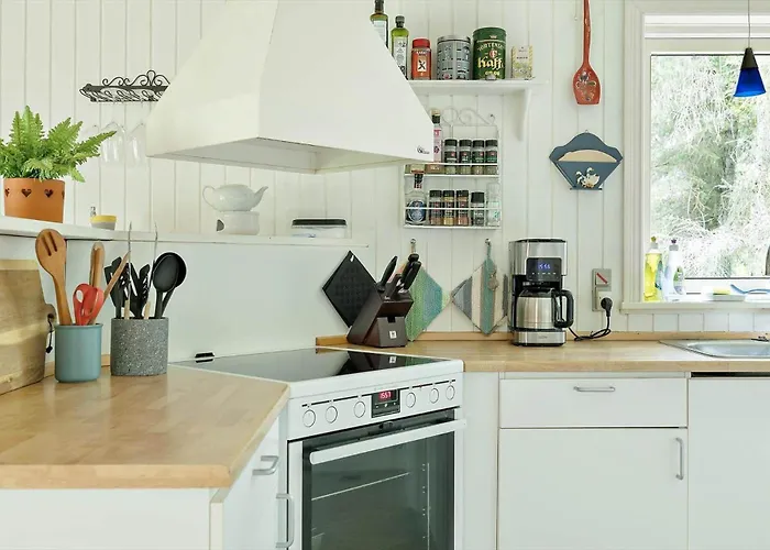 1552-aakirkeby-maegardsskoven-9 別荘