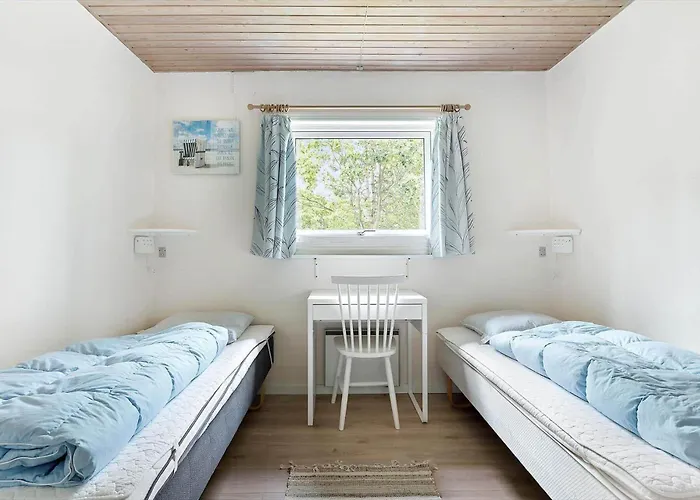 1552-aakirkeby-maegardsskoven-9 別荘 *